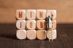 Foto: Holzwürfel mit Aufschrift Miniob